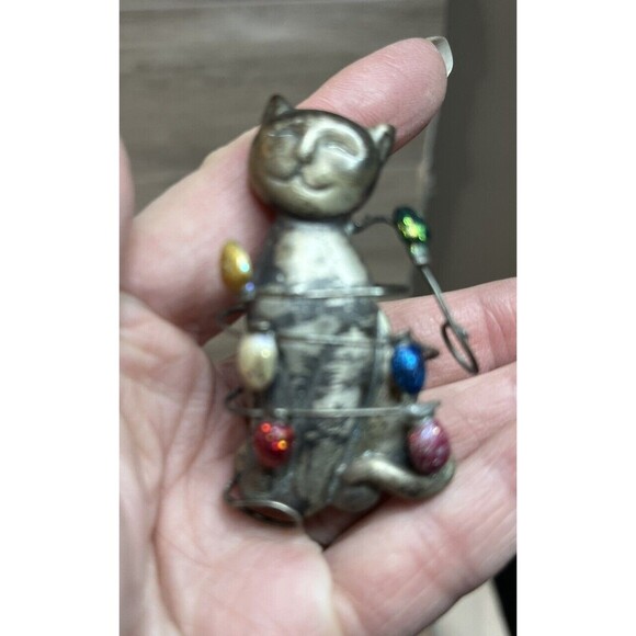 Cat Wrapped in Christmas String Light Bulbs Glitter Pewter Enamel Pin Brooch - Picture 2 of 3